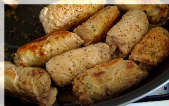 1. Этап. Крученики из свинины с грибами: Нагрейте 2 ст.л. оливкового масла в той же сковороде и обжарьте рулетики со всех сторон. Добавьте воду, доведите до кипения, уменьшите огонь и тушите под крышкой до готовности, примерно 30 минут.