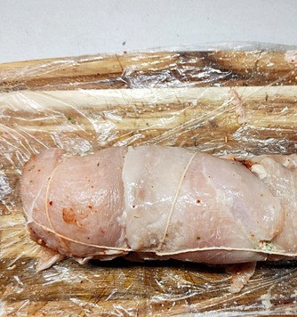 1. Этап. Сырно-шпинатная курица: Для надежности я обвязала рулет шпагатом.