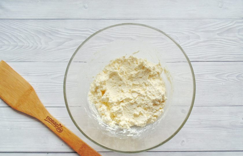 1. Этап. Сырники с мандаринами: Вбейте яйцо, и перемешайте ингредиенты.