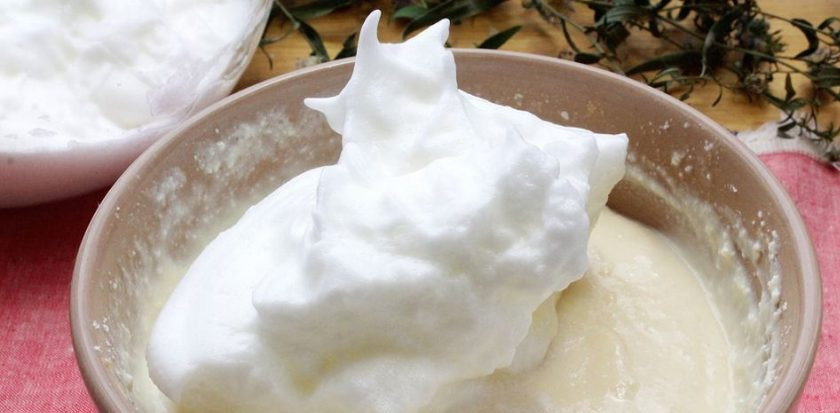 1. Этап. Вкусняшки из творога: Аккуратно лопаткой соедините тесто со взбитыми белками.