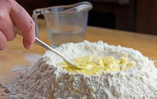 1. Этап. Тесто на манты: 2. Начните аккуратно вмешивать яйцо в муку, а только после потихоньку подливайте холодную воду.