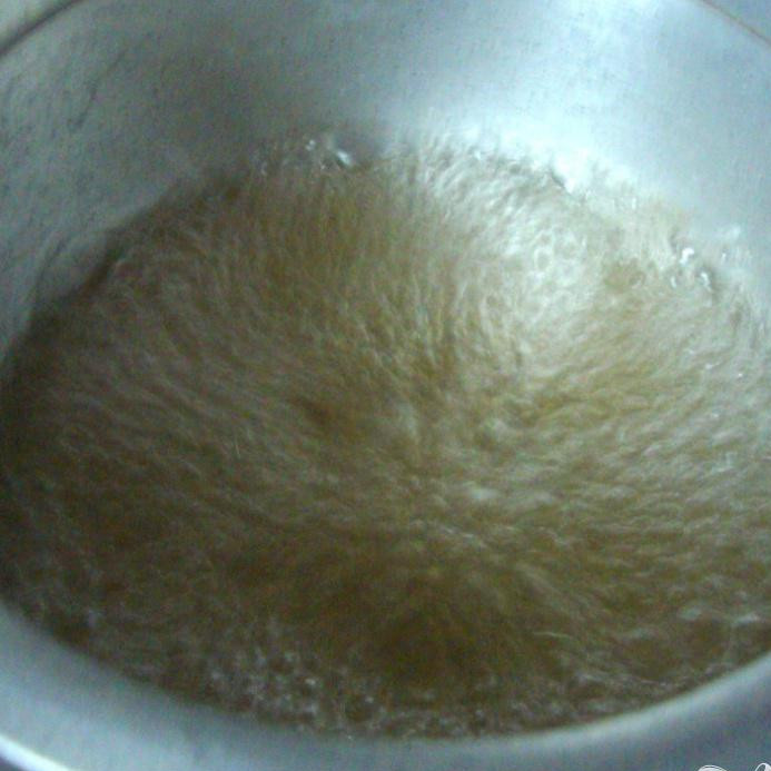 1. Этап. Пончики Бадуша: Сахарный сироп. Смешайте воду, кардамон и сахаром и растопите (можно процедить воду с сахаром чтоб избежать лишних примесей, а можно добавить 1 ч.л. молока, тогда всё лишнее всплывёт на поверхность. Готовьте до густого состояния, помешивая, затем снимите с огня.