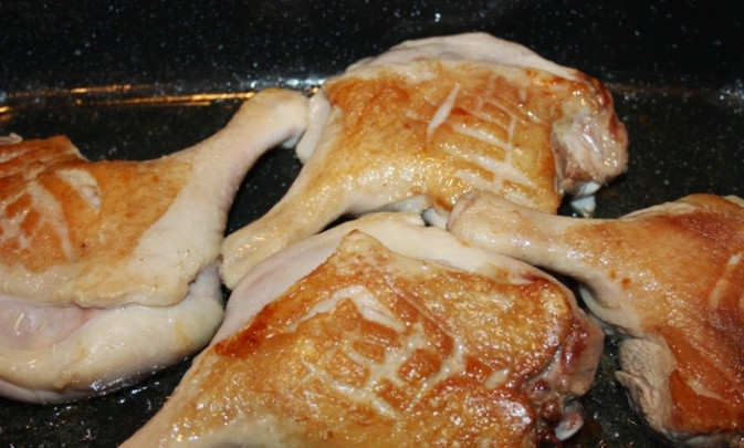 1. Этап. Утиные ножки в духовке: Запекать ножки в духовке нужно при минимальной температуре. Время их приготовления - около 4 часов. Поскольку мясо мы будем не жарить, а томить, оно станет мягким и нежным.