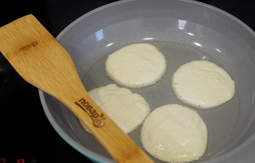 1. Этап. Оладьи с припеком: 5. На сковороде разогрейте масло, ложкой наливайте оладьи.