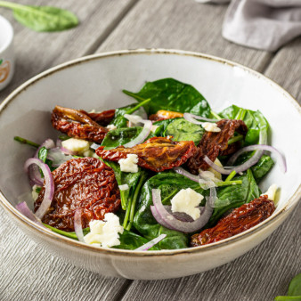 Салат с вялеными томатами