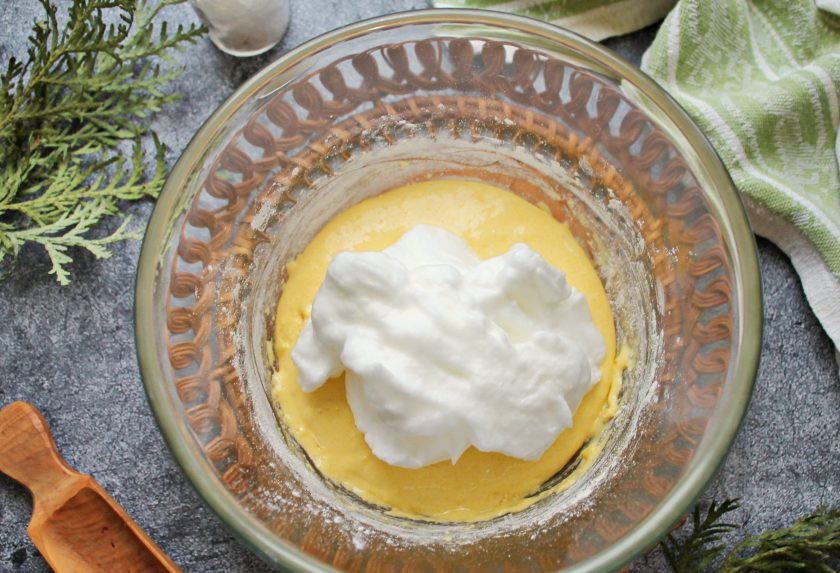 1. Этап. Бисквитный рулет с киви: Белки с щепоткой соли взбейте до плотных пиков, переложите их в тесто.