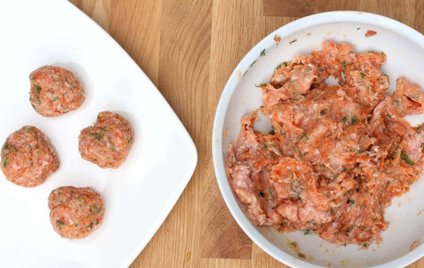 1. Этап. Фрикадельки по-венгерски: 2. Перемешайте фарш, сформируйте небольшие шарики.