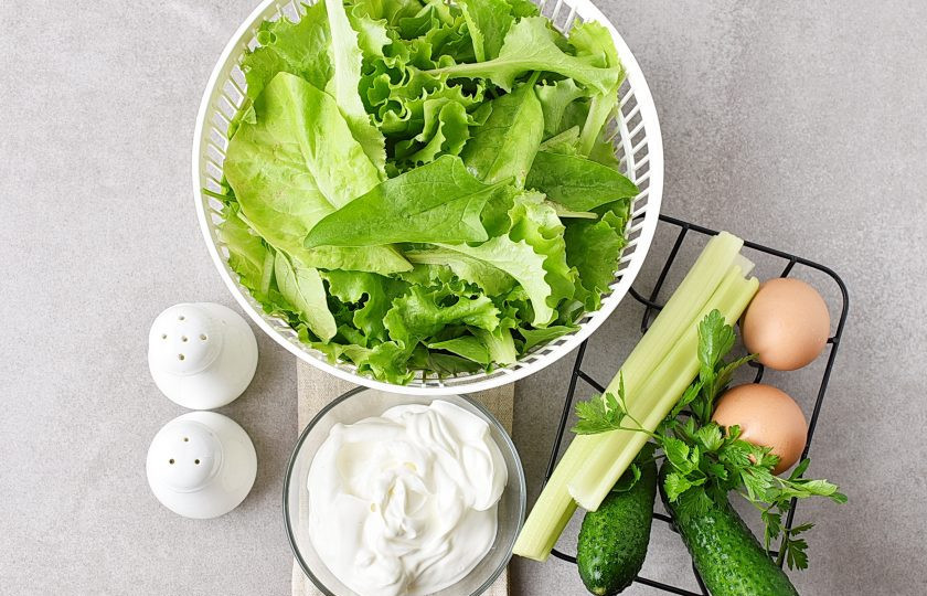 1. Этап. Салат со сметаной: Подготовьте ингредиенты.