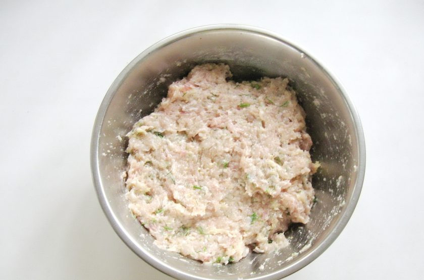 1. Этап. Котлеты из свинины с сыром и укропом: Опять хорошо перемешайте фарш.