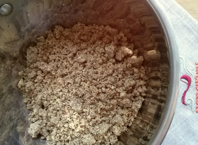 1. Этап. Сациви из курицы простой: Орехи пропустите через мясорубку или измельчите блендером до однородности.