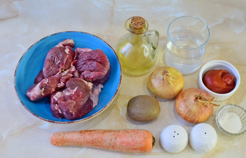 1. Этап. Лосятина с киви: Перед началом приготовления подготовьте все ингредиенты. Киви выбирайте немного мягкий.