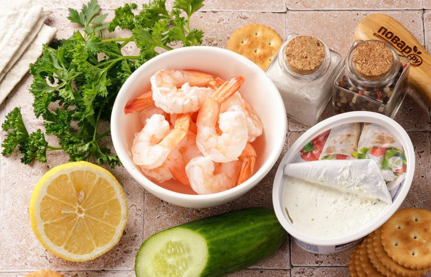 1. Этап. Канапе с креветкой на крекере: Подготовьте все ингредиенты по списку. Креветки обычно продаются уже готовые отварные, их достаточно лишь почистить, у меня были уже очищенные. Желательно взять креветки небольшого размера, на один укус. Сыр берите творожный или сливочный.