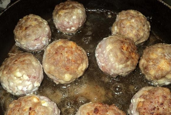 1. Этап. Тефтели с творогом: Тефтельки обваливаем в муке и обжариваем на сковороде с добавлением масла до образования румяной корочки.