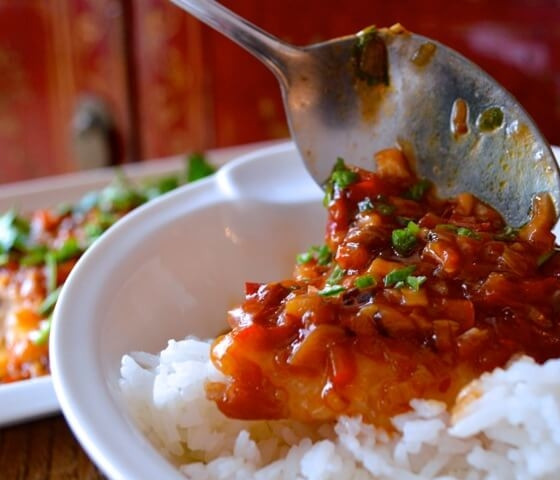 1. Этап. Рис с рыбой: 5. Выложите в тарелку отварной рис, поверх — кусочки рыбы с соусом. Можете перемешать и подавать к столу.