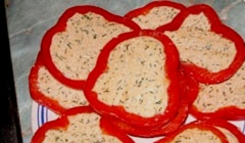 1. Этап. Перец, фаршированный сыром и зеленью: Перцы порежьте острым ножом на кружочки 1,5 см.