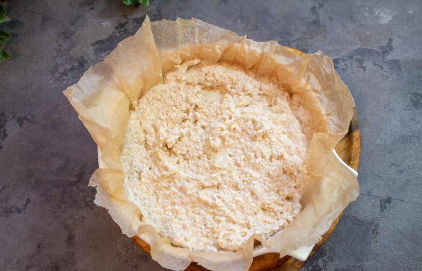 1. Этап. Яблочный пирог без муки и сахара: Форму для выпечки диаметром до 18 см. с невысокими бортиками выстелите пергаментом или смажьте маслом. Переложите полученное тесто ровным слоем.