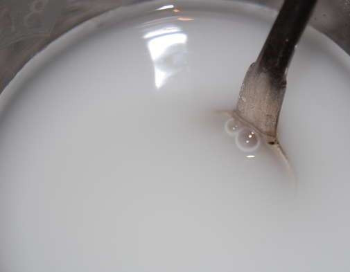 1. Этап. Кисель из ревеня: 5. Разводим крахмал. Для этого положите его в половину стакана холодной воды, дождитесь растворения. Затем влейте его в наш кисель, доведите до кипения и варите еще около 5 минут.