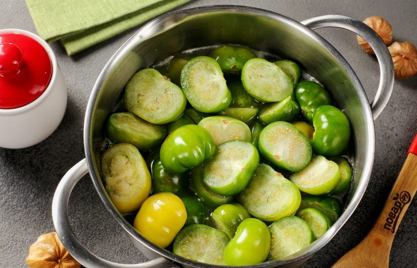 1. Этап. Цукаты из физалиса: В горячий сироп опустите подготовленный физалис. У меня крупные плоды, поэтому я разрезала их пополам, но если у вас сорт небольшого размера, то достаточно наколоть физалис у основания при помощи зубочистки.