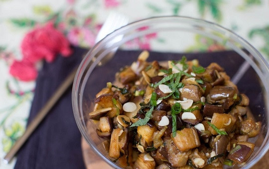 1. Этап. Салат из запеченных баклажанов: 6. Вот и весь секрет, как сделать салат из запеченных баклажанов. Осталось только переложить овощи в глубокую мисочку, полить заправкой, добавить немного измельченной мяты и присыпать сверху орешками. Приятного аппетита!