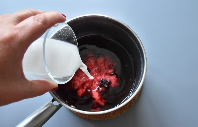 1. Этап. ПП капкейки: Тонкой струйкой влейте крахмал в кипящий на медленном огне сироп. Уварите смесь до желаемой густоты.