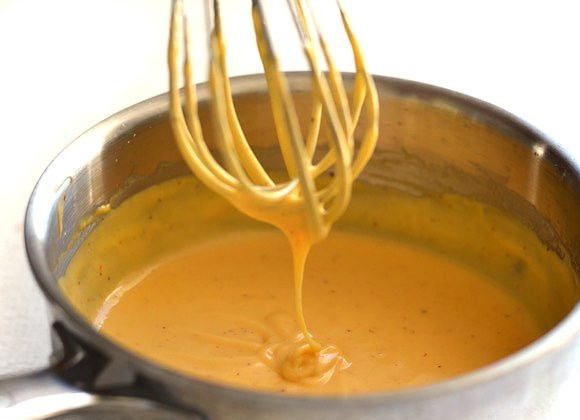 1. Этап. Сырный соус за 5 минут: 7. Перемешайте хорошенько соус.