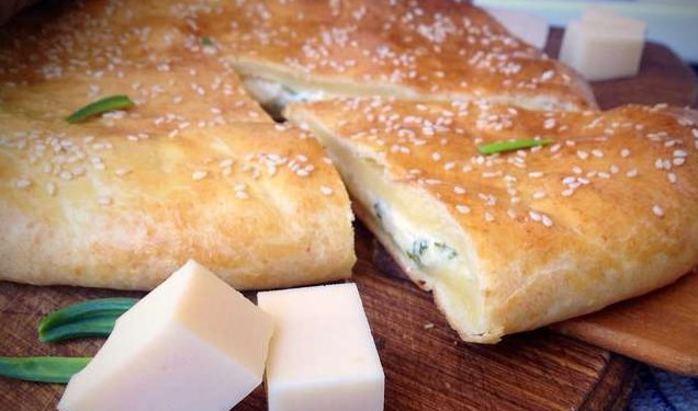 1. Этап. Хачапури из творожного теста с сыром: Готовый хачапури из творожного теста с зеленью подавайте с пылу, с жару. Приятного аппетита!