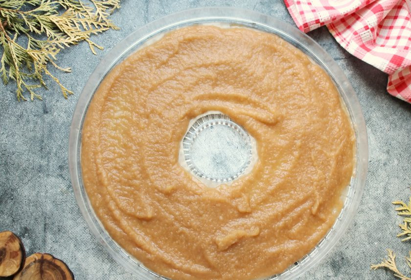 1. Этап. Пастила из груши в сушилке: Смажьте растительным маслом поддон сушилки или вырежьте пергамент по размеру поддона и смажьте растительным маслом. Выложите пюре из груши и разровняйте тонким слоем.