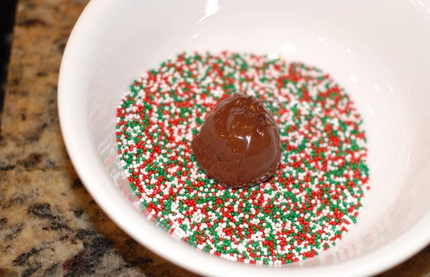 1. Этап. Шоколадные трюфели с миндалем: 6. Украсьте конфеты чем угодно, будь то: кондитерская посыпка, кокосовая стружка или орешки.