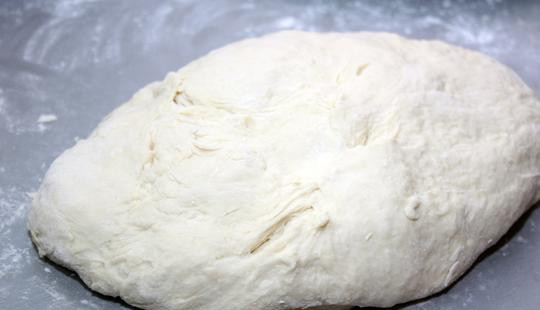 1. Этап. Хачапури по-тбилисски: Месим из получившейся смеси тесто. Тесто должно получиться весьма мягким, оно должно не прилипать к рукам.