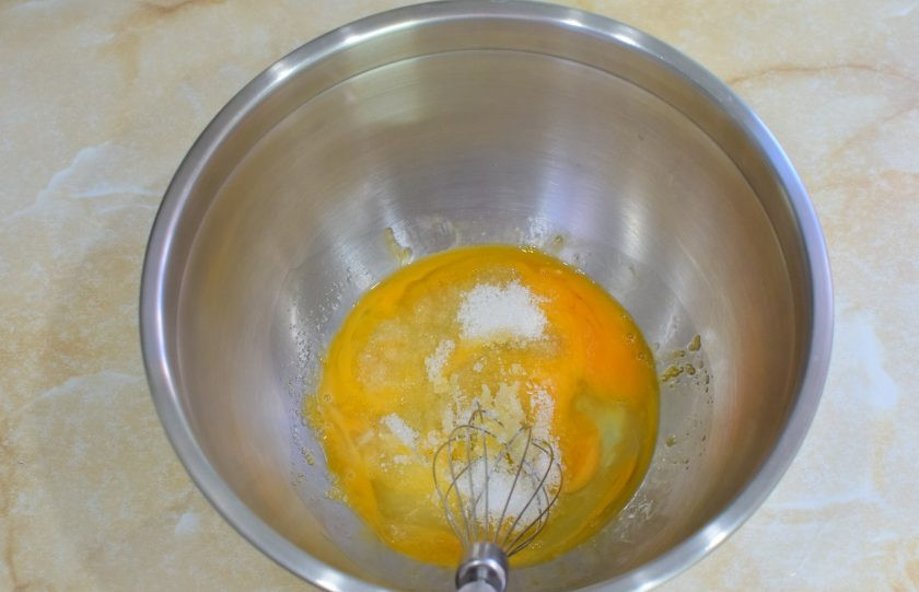 1. Этап. Блинные рулеты с рыбой: Добавьте к ним сахар и соль.