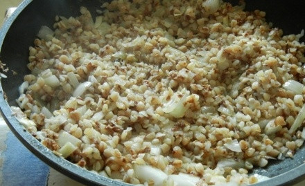 1. Этап. Фаршированный амур: На разогретом масле обжарьте нарезанный лук до мягкости. Добавьте к нему шампиньоны. Затем готовьте ещё пару минут. Добавьте готовую кашу. Перемешайте и добавьте сметану, соль и перец.