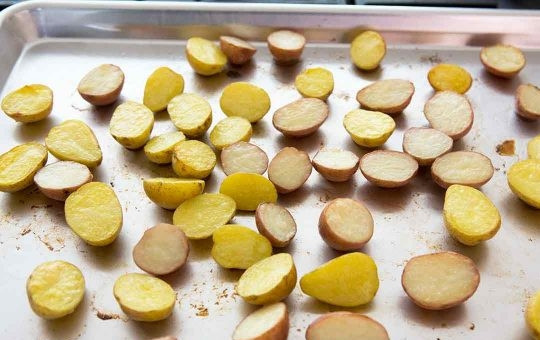 1. Этап. Рецепт семги в духовке с картошкой: Через 10 минут достаем противень и переворачиваем картошку на другую сторону — и снова в духовку на 10 минут.