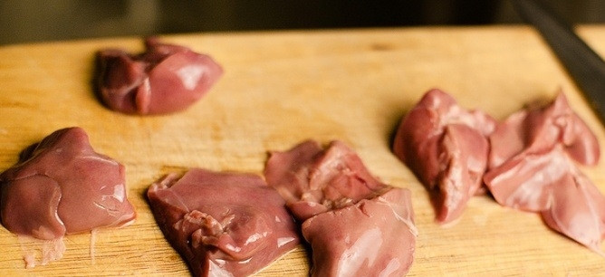 1. Этап. Слоеный салат с печенью: 3. Куриную печень хорошенько мою, затем очищаю от сгустков крови и разрезаю каждую на 2 части.