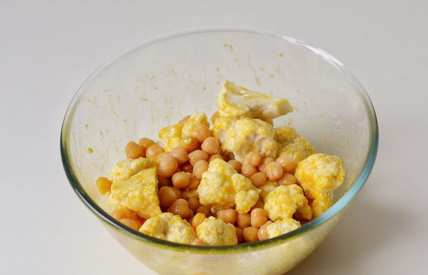 1. Этап. Запеканка с нутом: Цветную капусту разделите на соцветия. Смешайте капусту и нут с карри и оливковым маслом. Посолите и поперчите, приправьте чесноком.