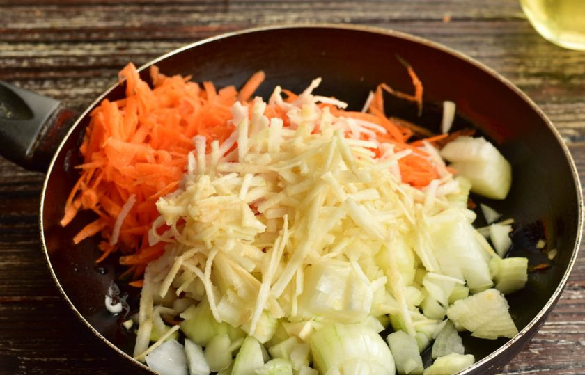 1. Этап. Луковый паштет: Нарежьте лук, натрите на крупной терке морковь и очищенное от кожуры яблоко. Выложите все ингредиенты в сковороду.