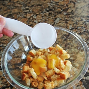 1. Этап. Фаршированная корейка: 3. Добавьте полстакана охлажденной кипяченой воды и перемешайте.