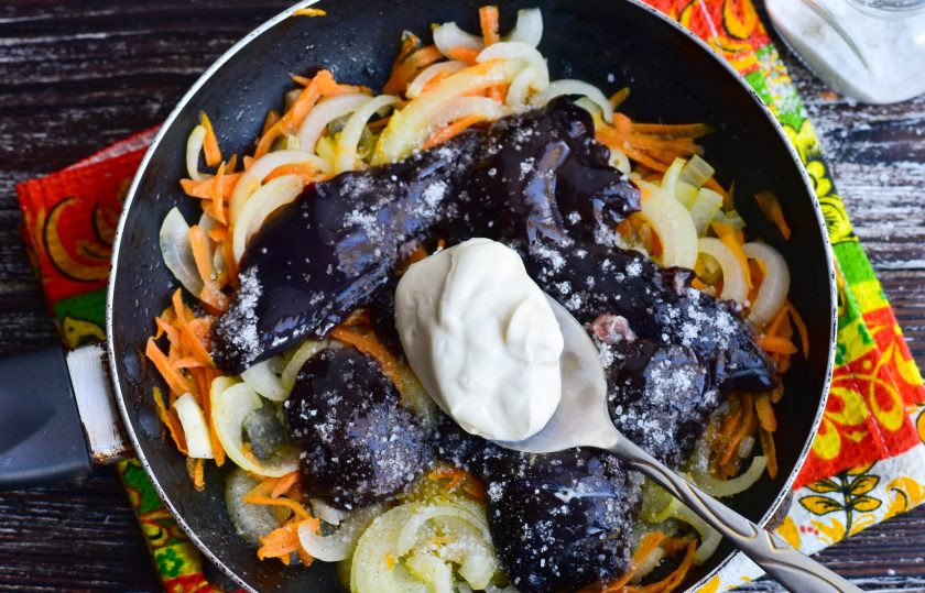 1. Этап. Печень кролика в сметане: Добавьте сметану. Если она слишком густая, тогда влейте немного воды.