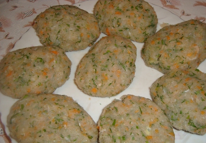 1. Этап. Котлеты из леща: В блендере смешайте масло с зеленью и положите в центр котлеты, как на фото выше. Лепим котлеты.