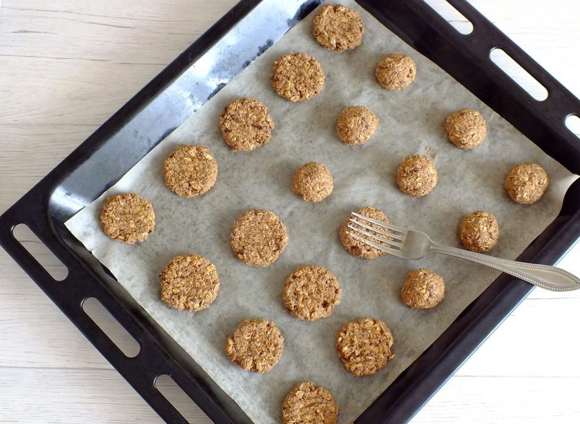 1. Этап. Шоколадное печенье без сахара: От теста отрывайте кусочки и скатайте шарики, размером с грецкий орех. Выложите на противень застеленный пергаментом для выпечки на небольшом расстоянии друг от друга. С помощью вилки слегка приплюсните их.