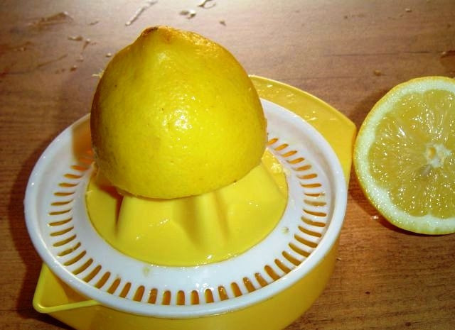 1. Этап. Сливочный тарт с карамелью: Выжимаем из лимона сок, охлаждаем в холодильнике.