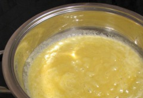 1. Этап. Лазанья с сыром и ветчиной: Добавьте слегка обжаренную муку, размешайте.