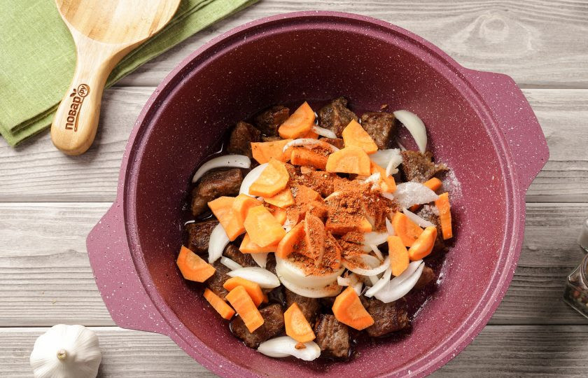 1. Этап. Тушёная картошка с мясом и баклажанами: Добавьте нарезанные лук и морковь. Нарезка может быть любая, но желательно не сильно мелко. Так же добавьте соль и любимые специи по вкусу.