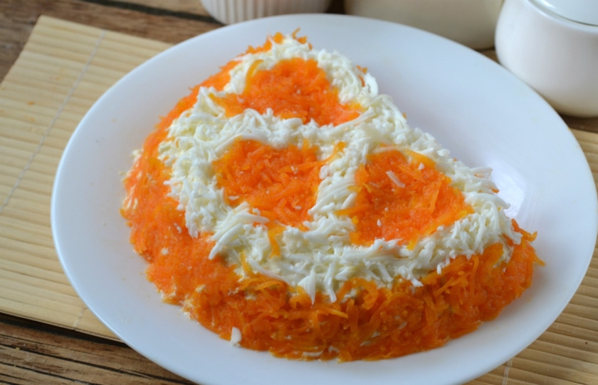 1. Этап. Салат с тунцом: Сверху украсьте тертой морковкой и белком в виде дольки апельсина. Салат готов. Приятного аппетита!