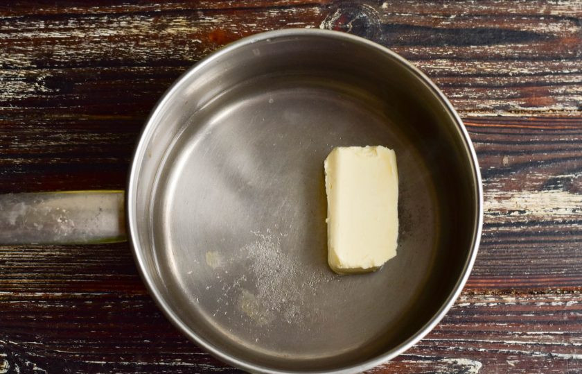 1. Этап. Профитроли с ванильным кремом: Влейте воду, добавьте соль и сливочное масло.