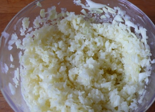 1. Этап. Ленивые голубцы из индейки: 2. Измельчаем так же капусту. Затем смешиваем лук с капустой и с фаршем из индейки.