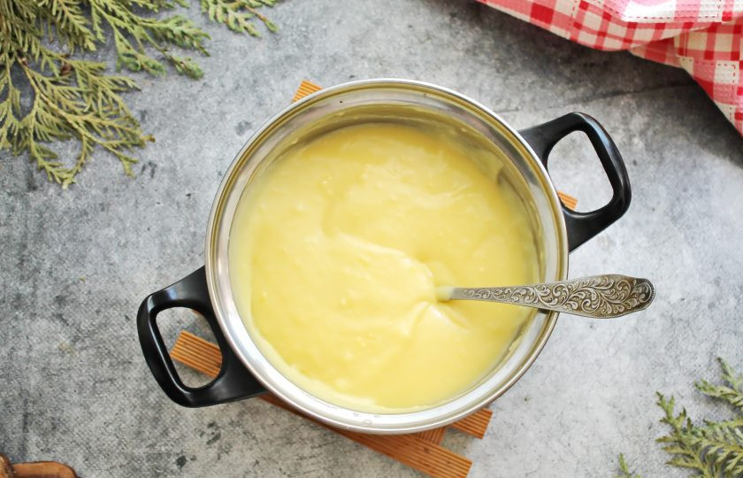 1. Этап. Шоколадно-банановый торт без выпечки за 15 минут: Перелейте яичную массу обратно в кастрюлю и поставьте на медленный огонь. Варите, постоянно мешая до густого состояния. Снимите кастрюлю с огня, выложите пленку на поверхность крема и дайте ему полностью остыть.