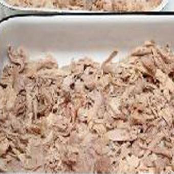 1. Этап. Куриный холодец: 4. Из бульона убираем вареную морковь, чеснок и лук. Процеживаем бульон и оставляем охлаждаться. От кости отделим мясо, маленькими кусочками нарезаем и выкладываем в форму. В стакане бульона разведите две столовые ложки желатина, затем разведенный желатин вылейте обратно в бульон. Что касается желатина, то посмотрите, как его советуют разводить производители и следуйте указаниям.