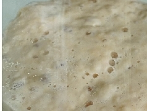 1. Этап. Капустное тесто: В сковороде разогрейте оливковое масло, выложите капусту и целый зубчик чеснока, и обжарьте до мягкости (примерно 10 минут). Дрожжи разведите в 160 мл теплой воды и дайте подняться.