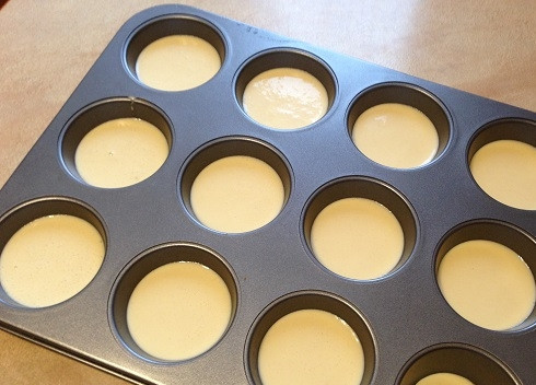 1. Этап. Ленивые эклеры с творожной начинкой: 6. Разливаем тесто по формочкам для кексов, нам их понадобится 12 штук. Наполняем формочки чуть больше чем на половину объема.