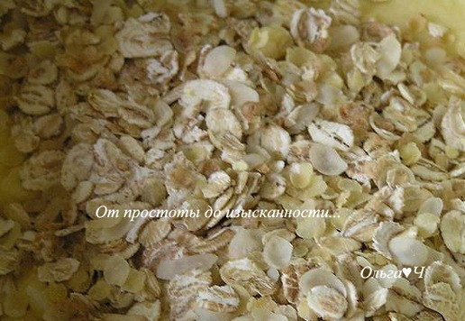 1. Этап. Апельсиновые кексы с яблоками: Добавьте хлопья и ванилин.